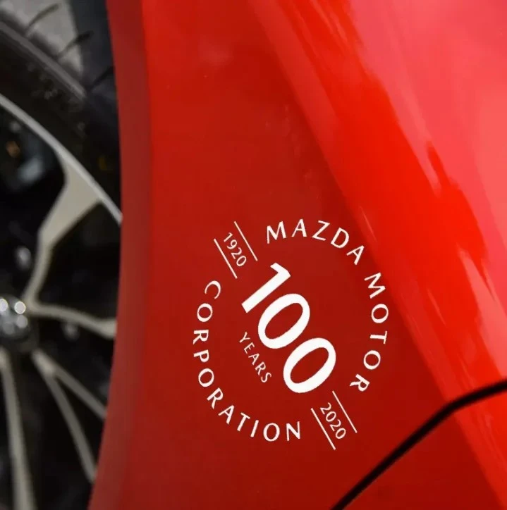 Mazda의 100 주년 기념 로고 스티커